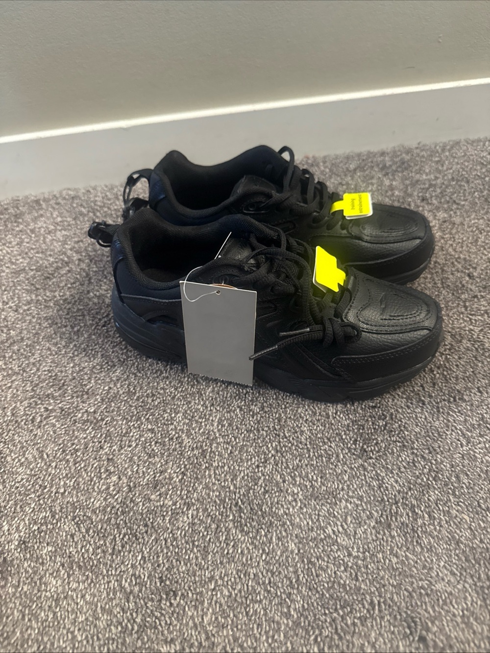 Avia Women’s Athletic Sneakers- Size 6. Brand New